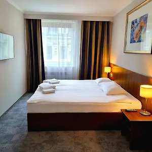 Otel Hit, Varşova